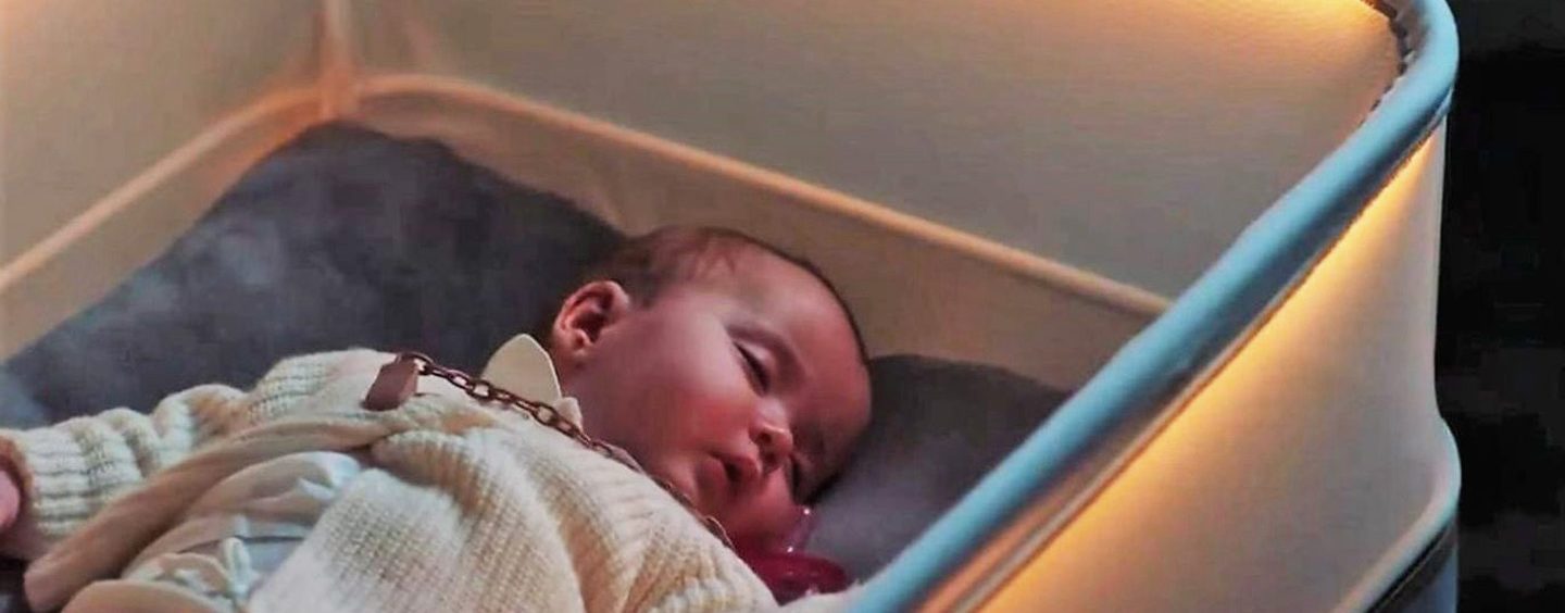 Empresa de veículos desenvolve berço que simula viagem de carro para ninar bebês