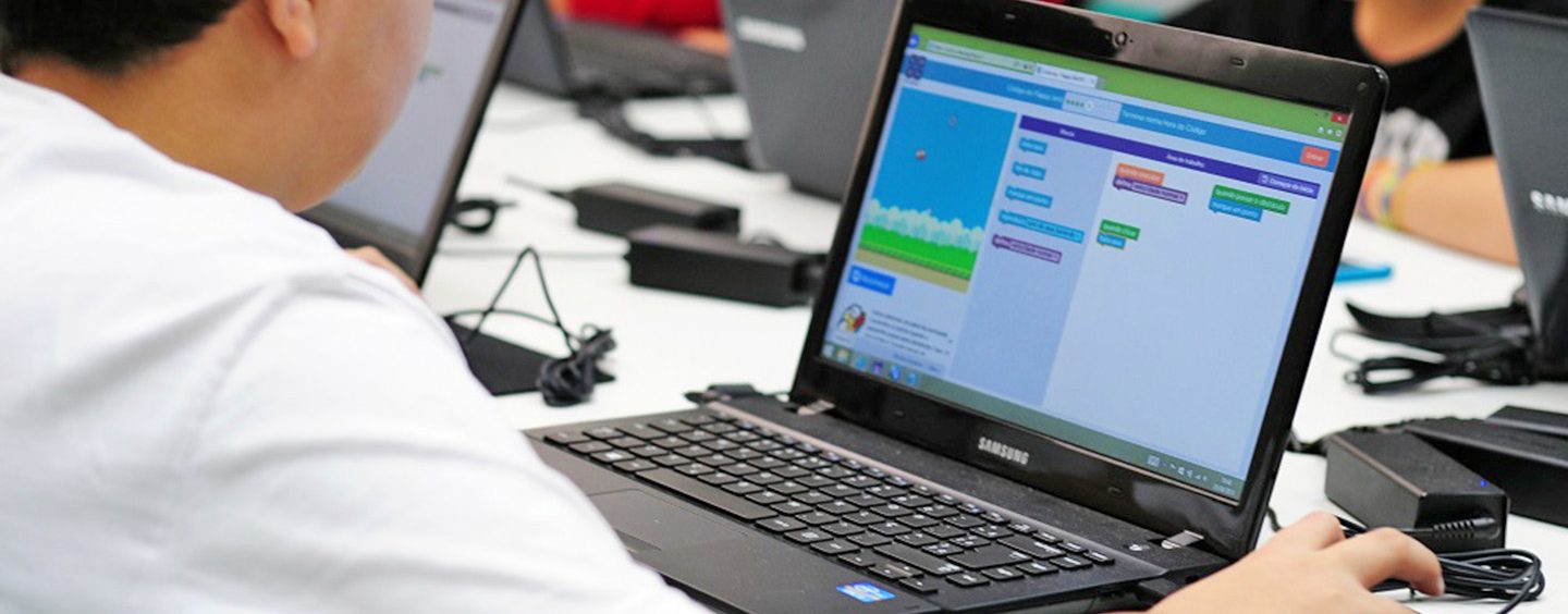 Curso gratuito ensina crianças e jovens a criarem seus próprios videogames em São Paulo