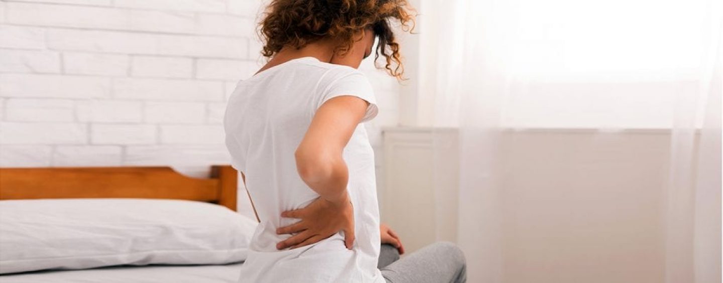 Ortopedista indica sete exercícios para fazer em casa e fortalecer a coluna