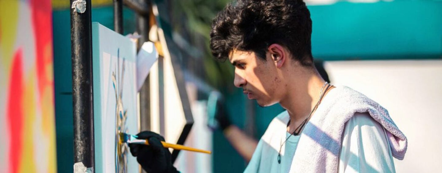 Artista de 21 anos une poesia e artes plásticas