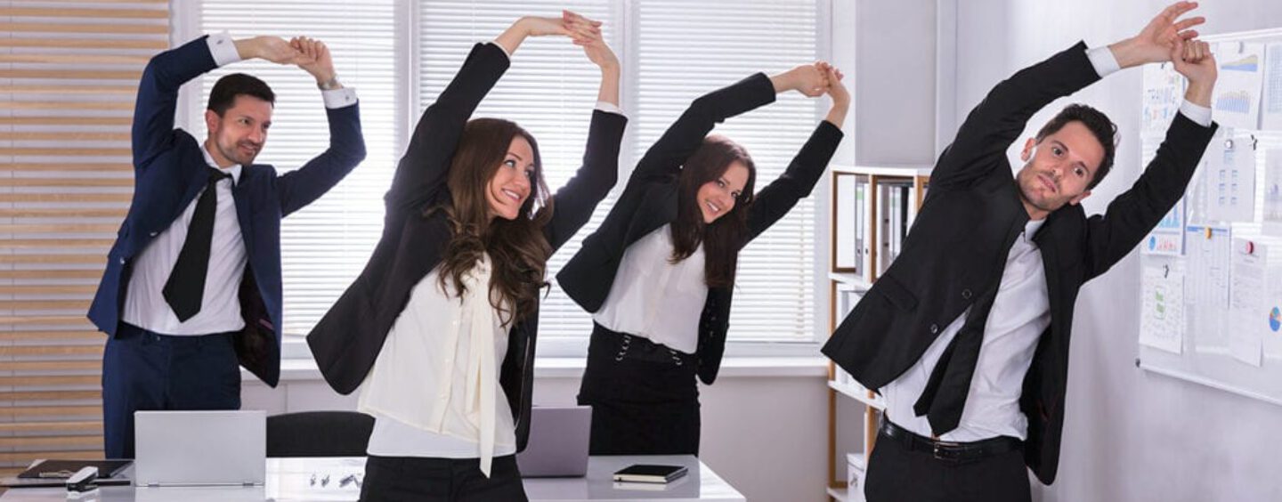 Veja como o alongamento laboral aumenta o rendimento no trabalho