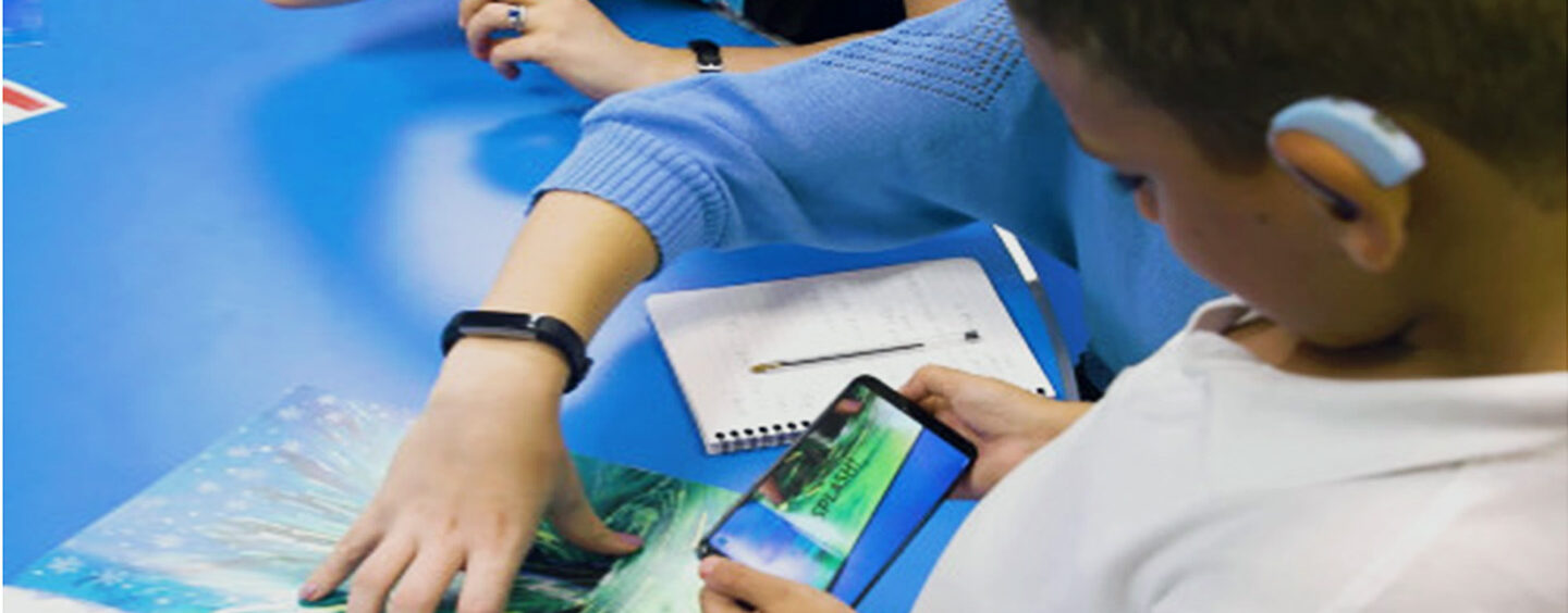 Huawei lança primeira plataforma de alfabetização para crianças com deficiência auditiva