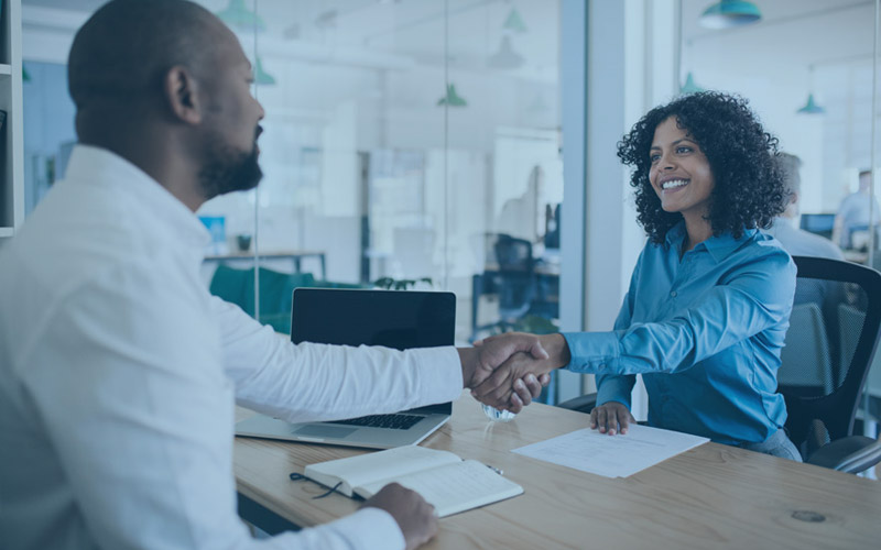 Os benefícios de emprestar dinheiro para outras pessoas