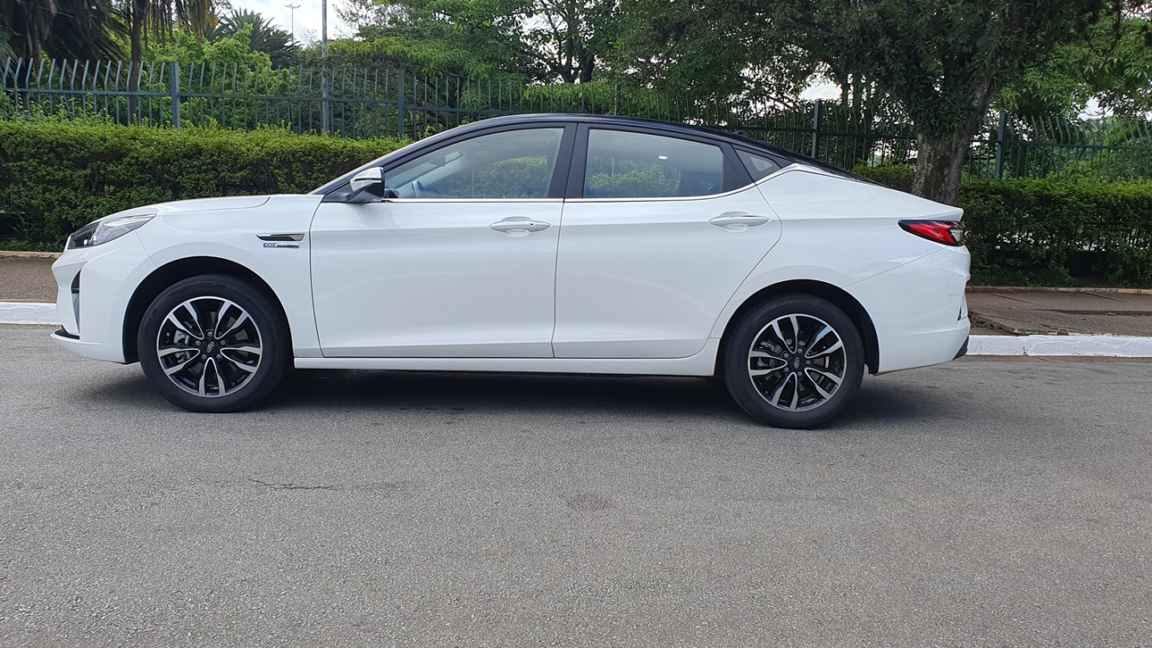 Conheça o E-J7, o sedan 100% elétrico da JAC